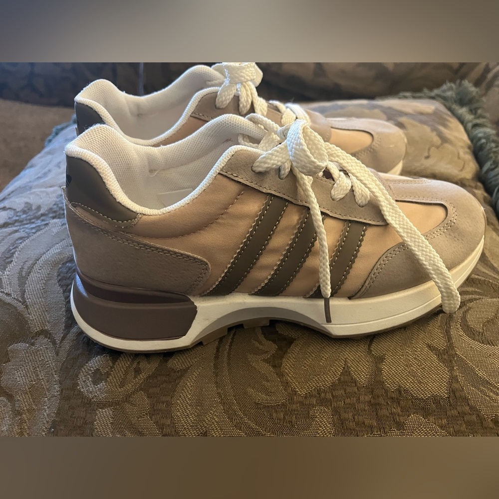 Adidas Women’s Retro Runner Sneakers Tan Brown Neutral Athletic Shoes Size 8